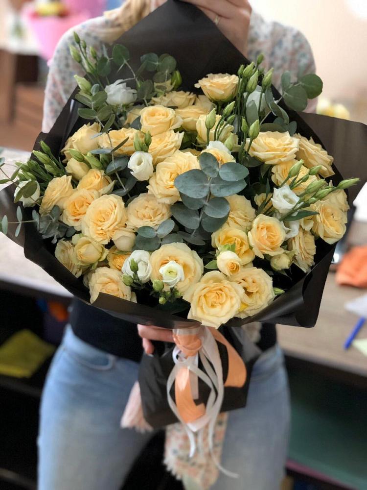 Букет цветов из: Розы и Лизиантусы в Нарткале