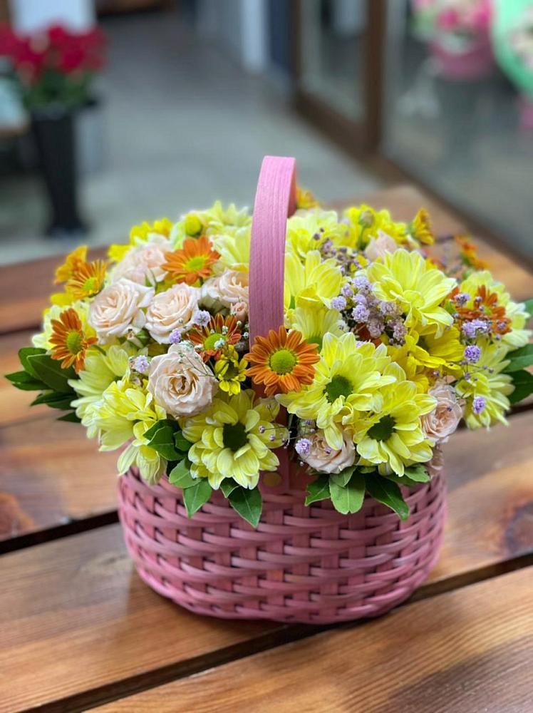 Цветочная композиция из Хризантемы и Розы в корзине в Нарткале