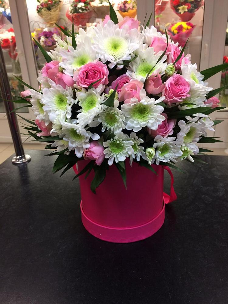 Цветочная композиция из Розы и Хризантемы в шляпной коробке в Нарткале