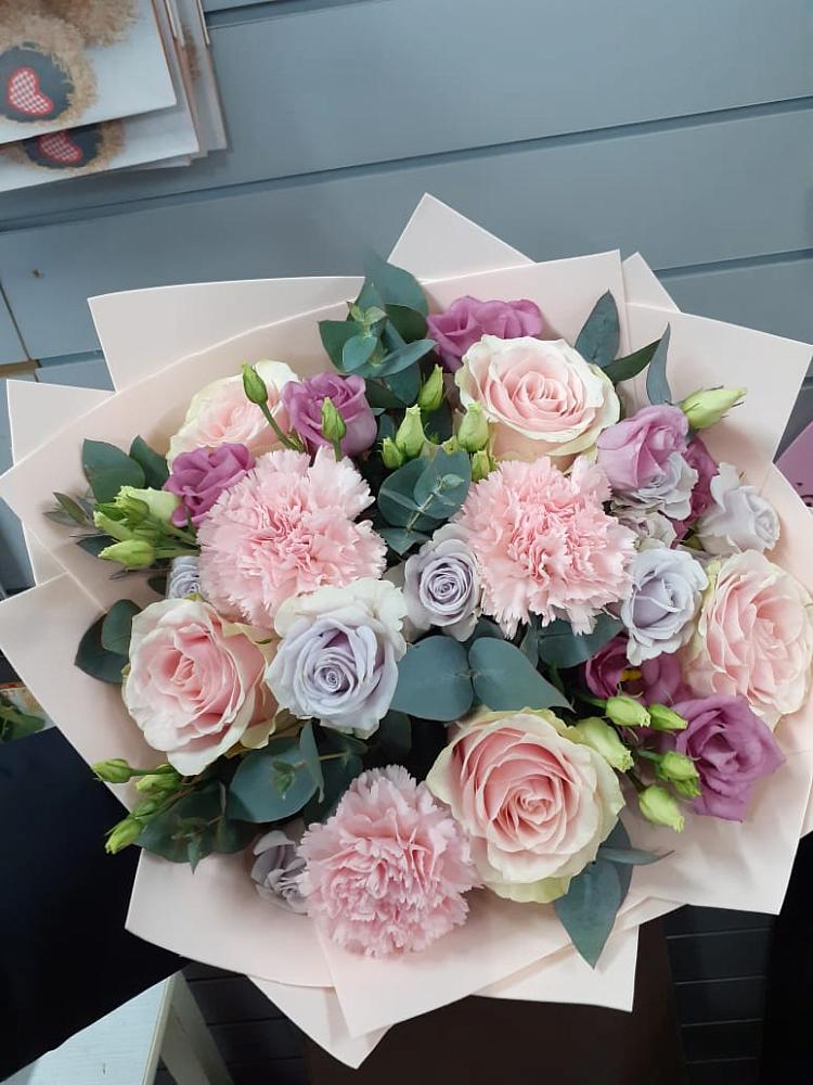 Букет цветов из: Розы, Гвоздики и Лизиантусы в Нарткале