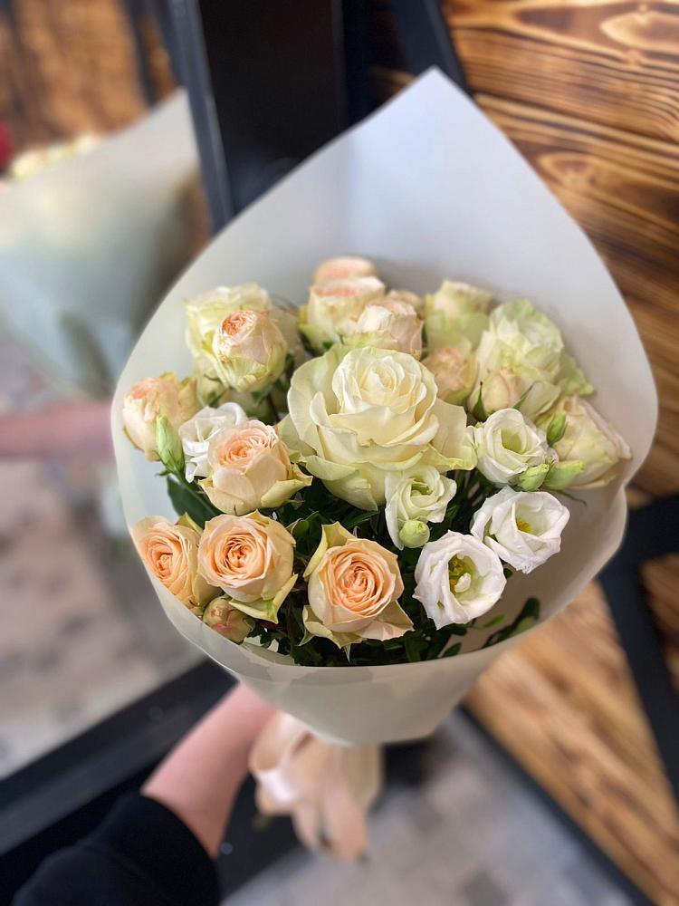 Букет цветов из: Розы и Лизиантусы в Нарткале